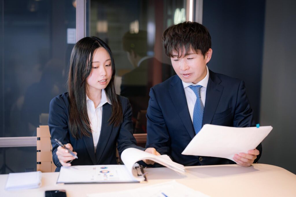 部下の相談に乗る上司と会社員のイメージ