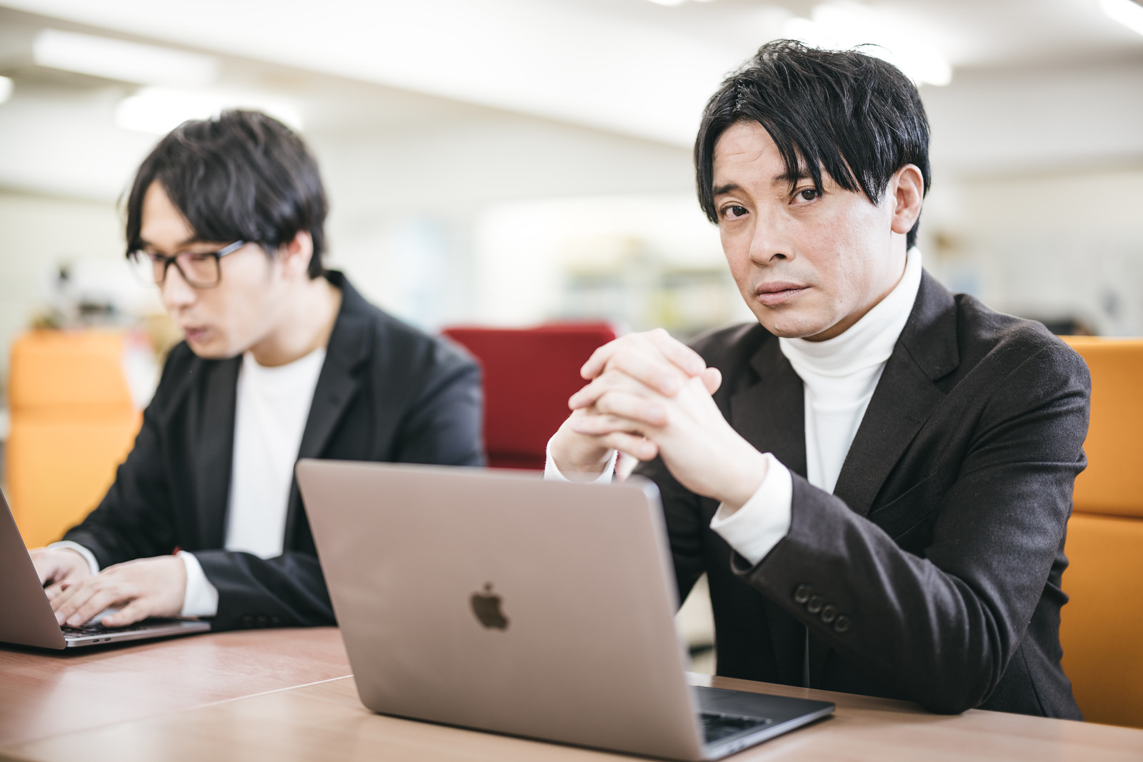 オフィスで打ち合わせをするエンジニアチームのイメージ