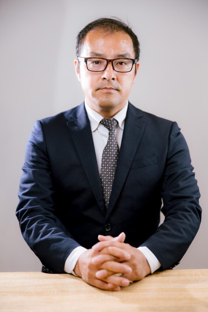 面接官として机に向かうスーツ姿の会社員